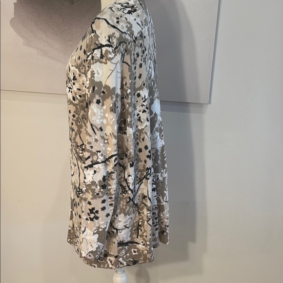 Isaac Mizrahi Stylish Print Cardigan - Picture 2 of 5